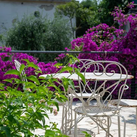 Guestready - Spacious Comfort With Sunny Garden Niza